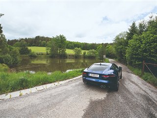 V okolí Netolic se silnice klikatí mezi všudypřítomnými rybníky.