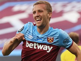 �eský zálo�ník Tomá� Sou�ek z West Hamu   slaví gól proti Watfordu.