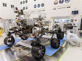 In�ený�i z NASA testují vozítko s názvem Perseverance, které by m�lo zamí�it na...