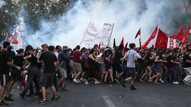 eky pobouil nov zkon o demonstracch. V centru Athn proti nmu protestovaly tisce lid. (9. ervence 2020)