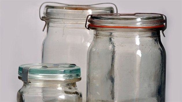 Zavařovací sklenice se skleněnými víčky, pryžovými kroužky a kovovými pery – zvané rýhovky.