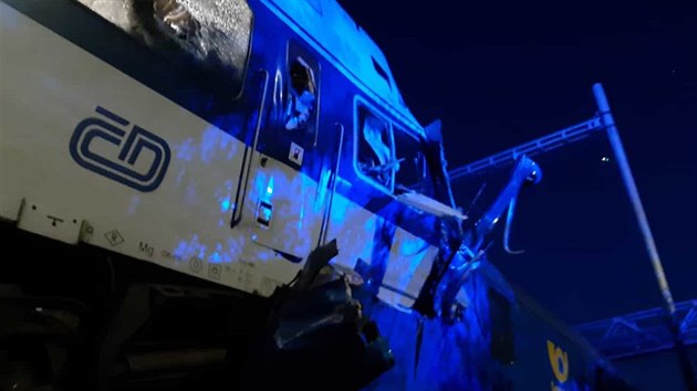 Na hlavní trati z Prahy na Kolín u Českého Brodu se srazil osobní a nákladní vlak. (14. července 2020)