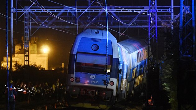 Záchranáři zasahují u osobního vlaku, který se 14. července 2020 večer u Českého Brodu na hlavní trati z Prahy na Kolín srazil s nákladním vlakem.
