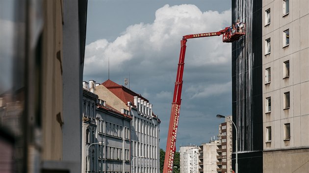 Mal Patrik Hbl vytvoil nstnnou rozmrnou malbu s nzvem Vodopd na panelovm dom na praskm ikov (11. ervence 2020).