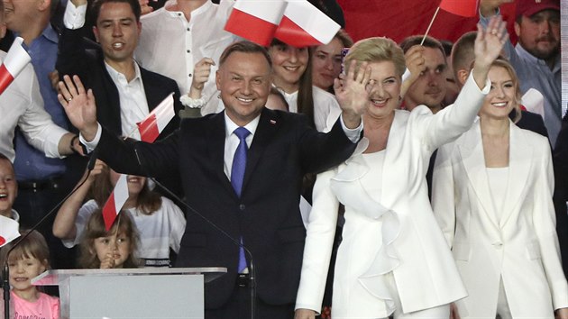 Polský prezident Andrzej Duda zdraví se svou ženou své příznivce ve svém volebním štábu. (12. července 2020)