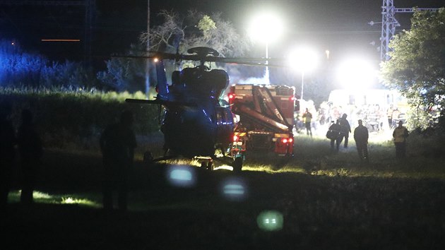 Záchranáři zasahují u nehody dvou vlaků na koridoru u Českého Brodu, která si vyžádala desítky zraněných. (14. července 2020)