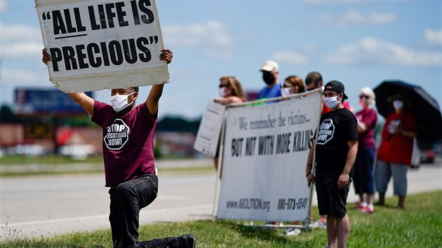 Lid ped vznic v Terre Haute v Indian protestovali proti trestu smrti. (14. ervence 2020)
