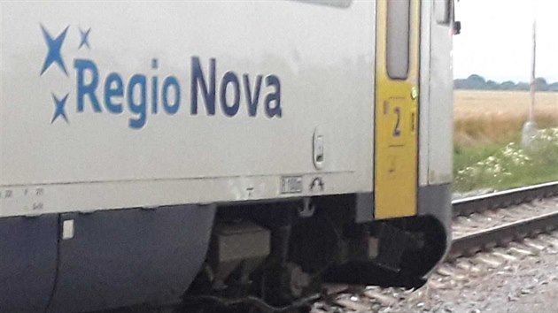 U Chrudimi vykolejil vlak RegioNova při vjezdu do stanice. (15. července 2020)