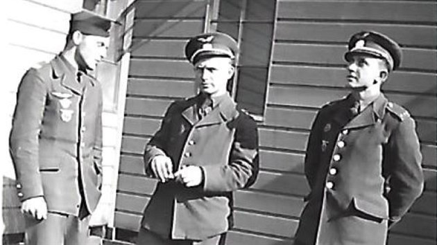 Českoslovenští letci po příjezdu do Velké Británie v červenci 1940. Budoucí příslušníci 311. perutě Petr Uruba, Arnošt Zábrž a Jaroslav Nýč.
