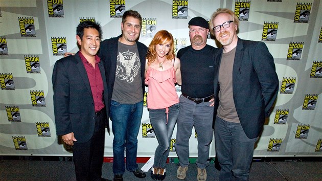 Boii mt - Grant Imahara, Tory Belleci, Karl Byronov, Jamie Hyneman a Adam Savage na Comic-Conu v roce 2010