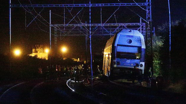 Při srážce nákladního a osobního vlaku mezi Úvaly a Českým Brodem se zranily desítky lidí. Strojvůdce, který zůstal zaklíněný ve zdemolované kabině, zemřel. (15. července 2020)