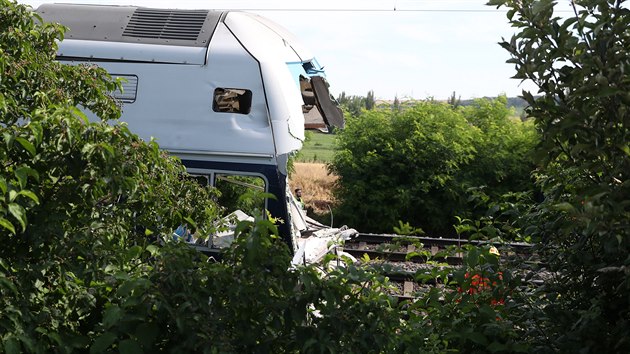 Pi srce nkladnho a osobnho vlaku mezi valy a eskm Brodem se zranily destky lid. Strojvdce, kter zstal zaklnn ve zdemolovan kabin, zemel. (15. ervence 2020)