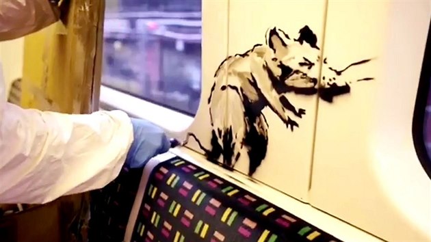 Obrzky krys, kter britsk streetartov umlec a aktivista Banksy nedvno nastkal na stny jednoho z vagon metra, pipomnaj cestujcm, e kvli koronaviru maj nosit rouky. Londnsk dopravn pdonik je vak nechal odstranit. (14. ervence 2020)