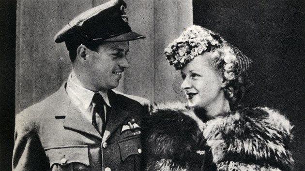 Guy Gibson s manželkou před Buckinghamským palácem, kde bude dekorován Viktoriiným křížem.