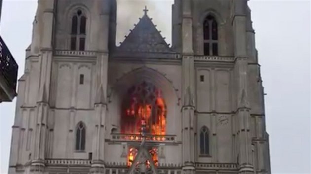 V Nantes hoela gotick katedrla z 15. stolet. (18. ervence 2020)