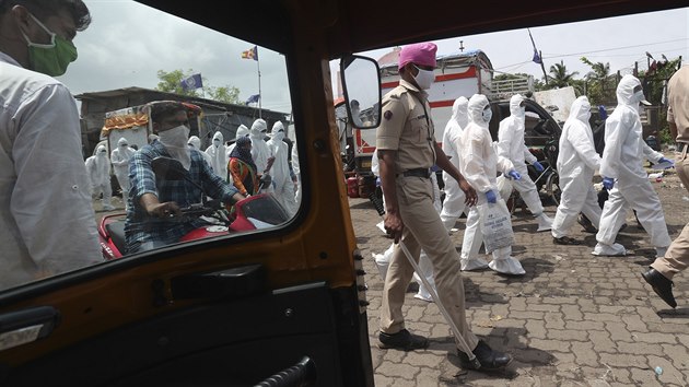 Skupina zdravotníků doprovázená indickými policisty se chystá na odběr vzorků na tržišti v Bombaji. (10. července 2020)