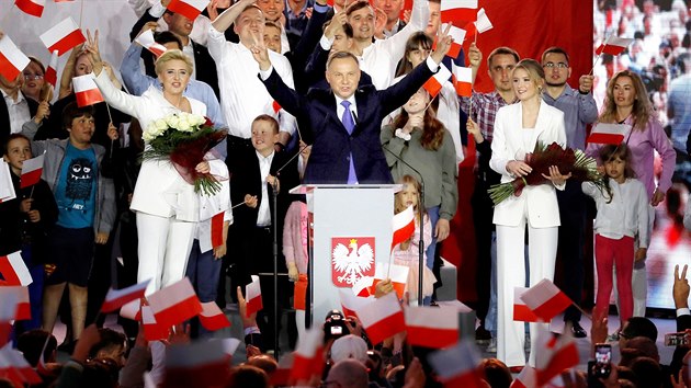Polský prezident Andrzej Duda zdraví příznivce ve svém volebním štábu ve městě Pultusk. (12. července 2020)