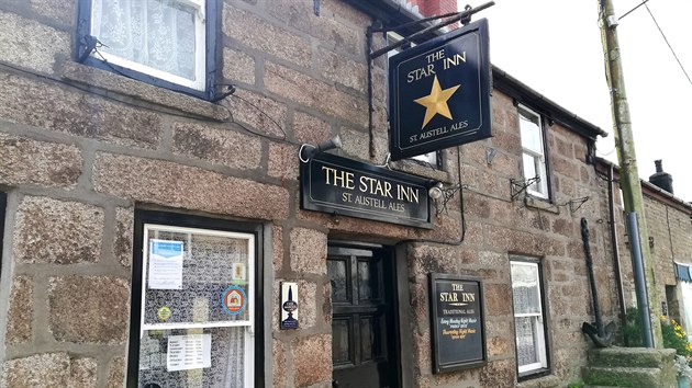 Protoe host populrn hospody The Star Inn v anglickm Cornwallu nedodrovali hygienick rozestupy, majitel podniku ped bar nainstaloval elektrick ohradnk. (13. ervence 2020)