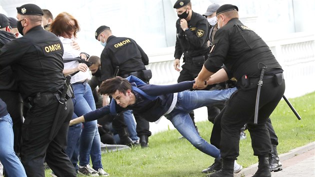 Stet policist s protivldnmi demonstranty v bloruskm Minsku (14. ervence 2020)