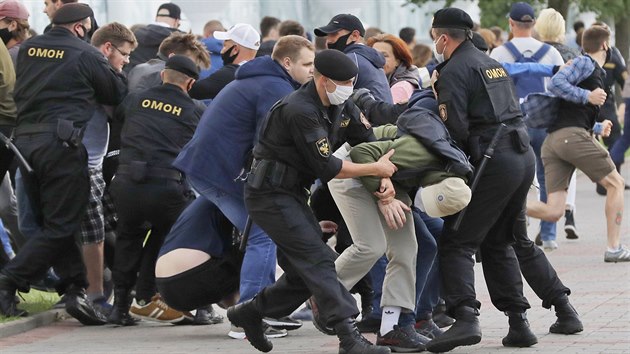 Stet policist s protivldnmi demonstranty v bloruskm Minsku (14. ervence 2020)