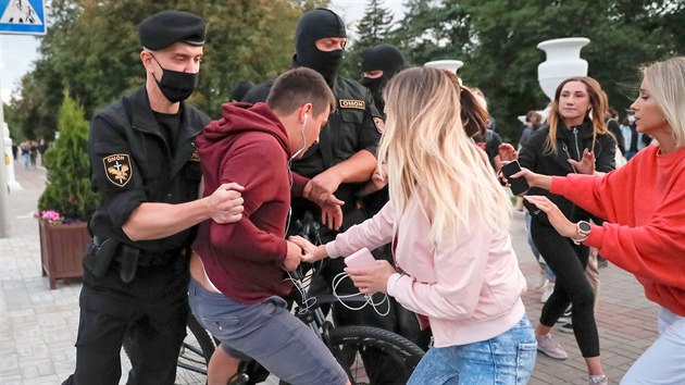 Stet policist s protivldnmi demonstranty v bloruskm Minsku (14. ervence 2020)