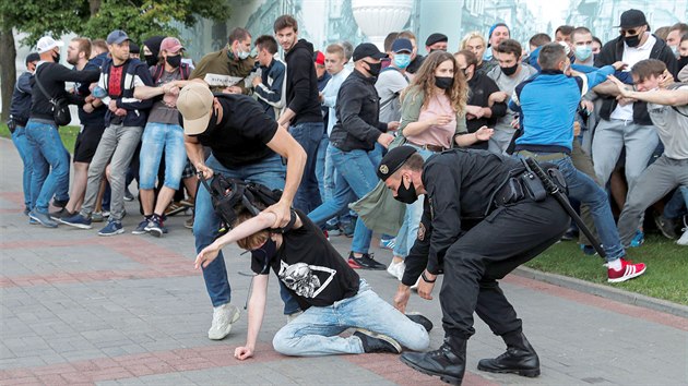 Stet policist s protivldnmi demonstranty v bloruskm Minsku (14. ervence 2020)