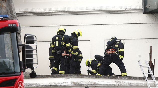 Šest desítek hasičů likviduje požár v areálu pražského Musea Kampa. (15. července 2020)