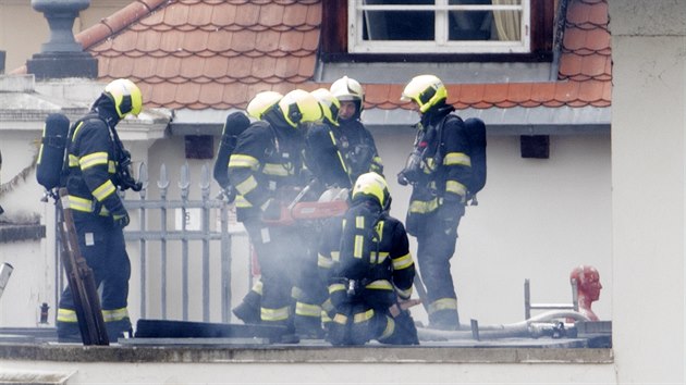 Šest desítek hasičů likviduje požár v areálu pražského Musea Kampa. (15. července 2020)