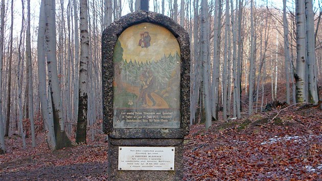 Jeden z nejkrsnjch a nejstarch pomnk zvan Zabit mldenec stoj pod Oldichovskm sedlem. Popisuje vradu z roku 1825 a nese naivn namalovan obrzek, na kterm tulk tlue mladho chlapce. Vrah nebyl vyptrn.