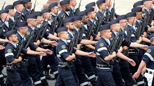 Slavnostní vojenské přehlídka v Paříži, věnovaná letos především zdravotníkům bojujícím s koronavirovou pandemií. (14. července 2020)