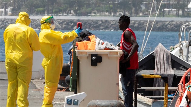 Africk migrant z lodi zachrnn panlskou nmon hldkou, je testovn na koronavirus. (9. ervence 2020)