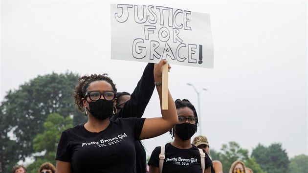 Demonstrace ped stedn kolou v Michiganu. Demonstranti poaduj proputn ernosk studentky Grace, kterou soud poslal do npravnho zazen, protoe neplnila bhem karantny sv koln povinnosti. (16. ervence 2020)