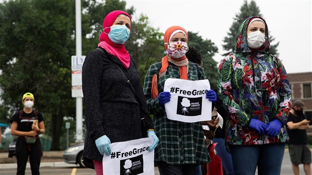 Demonstrace ped stedn kolou v Michiganu. Demonstranti poaduj proputn ernosk studentky Grace, kterou soud poslal do npravnho zazen, protoe neplnila bhem karantny sv koln povinnosti. (16. ervence 2020)