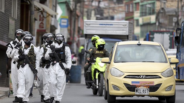 Kolumbijt vojci v Bogot dohlej na dodrovn karantny, zaveden kvli en koronaviru. (13. ervence 2020)