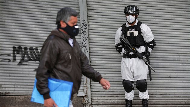 Kolumbijt vojci v Bogot dohlej na dodrovn karantny, zaveden kvli en koronaviru. (14. ervence 2020)
