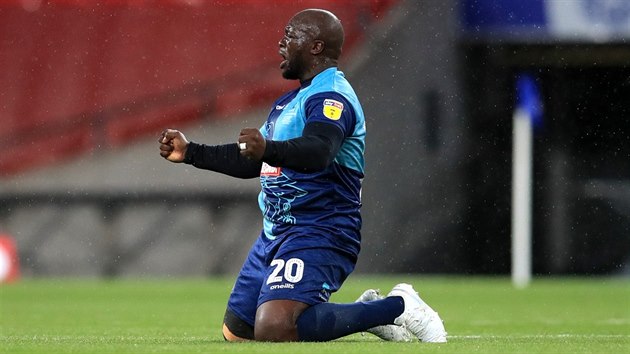 Adebayo Akinfenwa z Wycombe Wanderers slav vtzstv ve finle play off druh ligy proti Oxfordu.