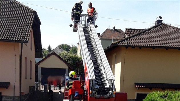 Při požáru rodinného domu v Domažlicích záchranáři ošetřili jednoho těžce popáleného. (14. červenec 2020)