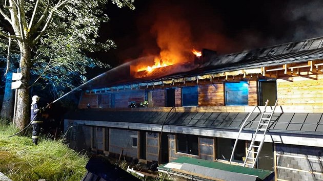 Požár rozestavěného apartmánového domu na šumavském Brčálníku byl hasičům nahlášen po jedné hodině v noci. (16. července 2020)