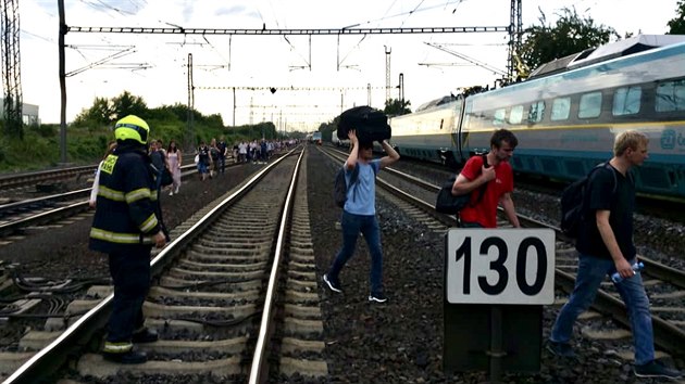 Prat hasii zasahovali v ptek 10. ervence 2020 u stetu osoby s vlakem v oblasti eleznin stanice Praha - Bchovice. (10. ervence 2020)