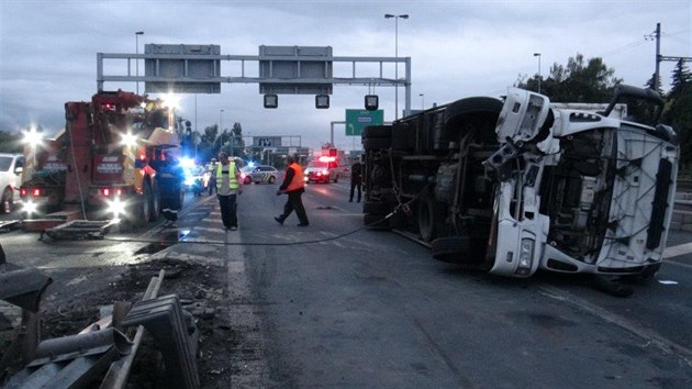 Nehoda kamionu uzavela vjezd do Zlchovskho tunelu v Praze smrem do centra. Kamion se pevrtil na bok a zstal leet ped tunelem. (16. ervence 2020)