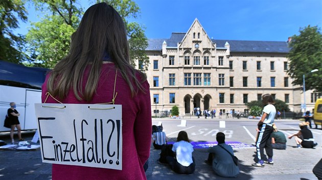 Dva nmet policist jdou do vzen kvli zneuit postaven veejnho initele. Mli toti sex s enou, jej doklady pedtm kontrolovali. Proti jejich inu ped budovou soudu v Erfurtu protestovaly ni destky lid. (13. ervence 2020)