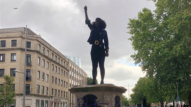 V britskm Bristolu odstranili sochu Jen Reidov, kterou aktivist bojujc za prva ernoskch oban umstili na podstavec po svren soe obchodnka s otroky ze 17. stolet Edwarda Colstona. Reidov se na podstavec postavila pi jednom z protest. (7. ervna 2020)