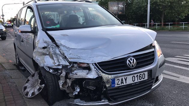 V praskch Kobylisch dolo k nehod dvou osobnch aut. (13. ervence 2020)