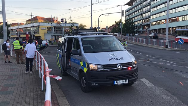 V Praze 8 dolo k nehod dvou osobnch aut, z nich jedno bylo policejn. (13. ervence 2020)