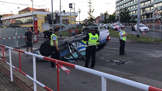 Pobl kiovatky ulic Stelnin a Klapkova v Praze 8 dolo k nehod dvou osobnch aut, z nich jedno bylo policejn. (13. ervence 2020)