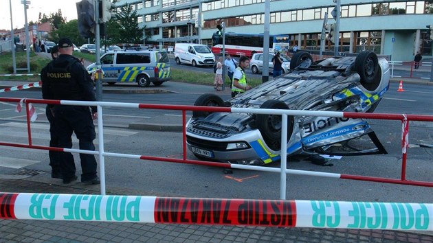 Pobl kiovatky ulic Stelnin a Klapkova v Praze 8 dolo k nehod dvou osobnch aut, z nich jedno bylo policejn. (13. ervence 2020)