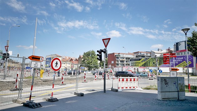 U zrušeného přechodu přes Úzkou ulici v Brně instalovalo město plot, aby tudy lidé dál nechodili.