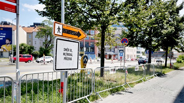 Hojně využívaný přechod u brněnského nákupního centra Vaňkovka přehradilo oplocení. Náhradní cestu ukazují značky.