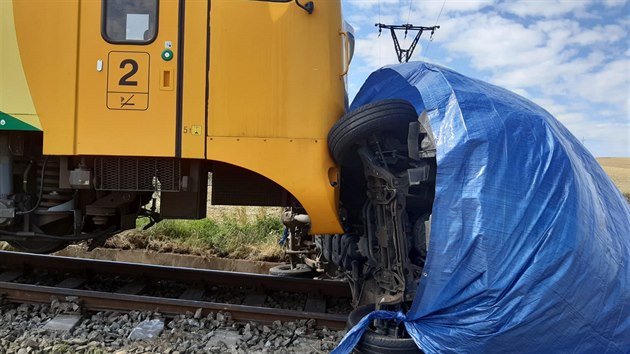 Osobní vlak se na přejezdu bez výstražných světel mezi Velkými Opatovicemi a Cetkovicemi na Blanensku srazil s dodávkou. Její řidič utrpěl lehké zranění, ve vlaku cestoval pouze strojvedoucí. (15. července 2020)
