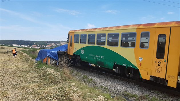 Osobní vlak se na přejezdu bez výstražných světel mezi Velkými Opatovicemi a Cetkovicemi na Blanensku srazil s dodávkou. Její řidič utrpěl lehké zranění, ve vlaku cestoval pouze strojvedoucí. (15. července 2020)